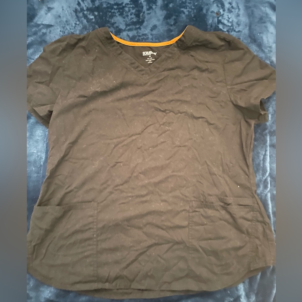 XL black scrub shirt with pockets